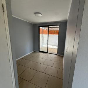Venta casa 2 niveles con patio y estacionamiento – Quilicura full