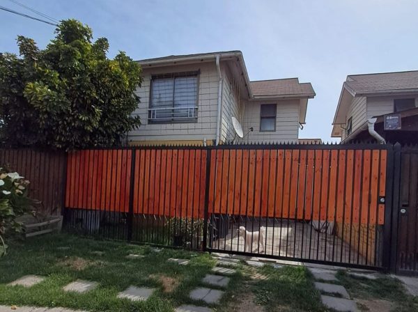 Venta casa 2 niveles con patio y estacionamiento – Quilicura