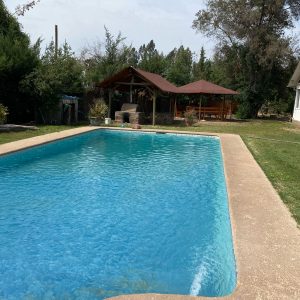 Arriendo parcela con casa, piscina y quincho para uso habitacional o comercial – Champa, Paine full