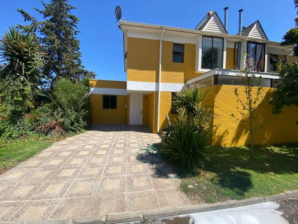 Venta hermosa casa de 2 pisos remodelada en Linderos – Buin