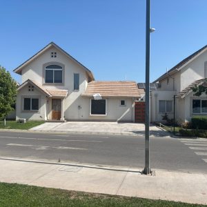 Amplia casa en condominio consolidado con piscina y quincho – Linderos, Buin full