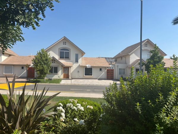 Amplia casa en condominio consolidado con piscina y quincho – Linderos, Buin