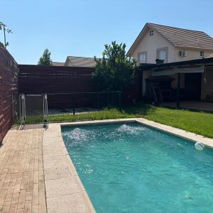 Amplia casa en condominio consolidado con piscina y quincho – Linderos, Buin full