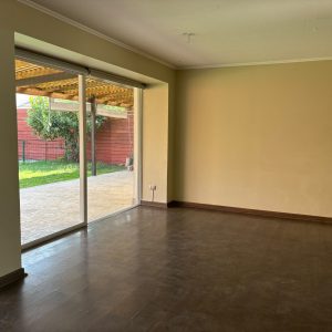 Amplia casa en condominio consolidado con piscina y quincho – Linderos, Buin full