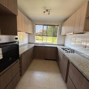Amplia casa en condominio consolidado con piscina y quincho – Linderos, Buin full